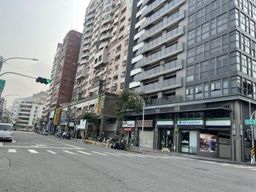 裕誠路大面寬樓店｜漢神巨蛋商圈｜高雄市鼓山區裕誠路
