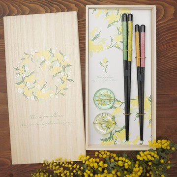 Hyosaemon 筷子/筷架套裝 含羞草花圈 Mirage 禮物套裝，包含 2 雙筷子和 2 個玻璃筷架，裝在泡桐盒中。