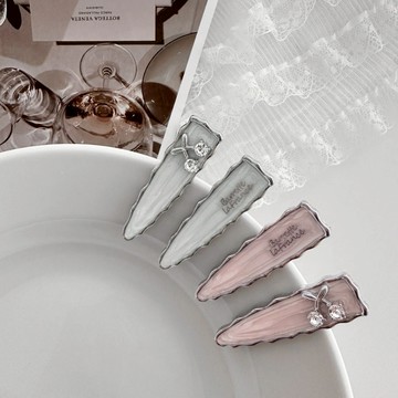 【Fee隔日到貨4色】波浪紋理碎鑽櫻桃英文字母髮夾🔥髮飾 金屬小髮夾 鴨嘴夾 女小髮夾 髮飾 夾子 鴨嘴夾 瀏海夾