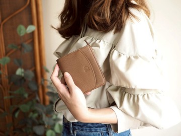 Anna (Coffee) : 雙折拉鍊錢包，小號皮革短錢包，棕