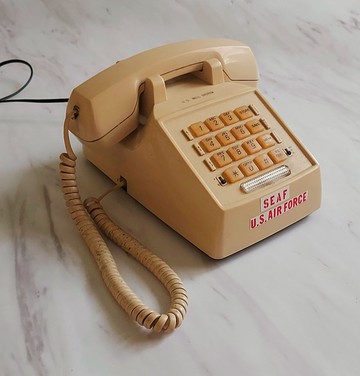 1980's 奶油色塑料按鍵老電話 撥接功能正常 高13×22 ×14cm