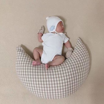 Baby童衣 格紋抱枕 月亮枕 睡覺抱枕 枕頭 嬰兒枕頭 88874