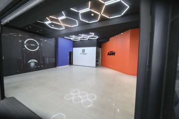 商五✨10年新屋齡✨10 米大面寬✨金店面耀眼釋出｜高雄市前金區七賢二路