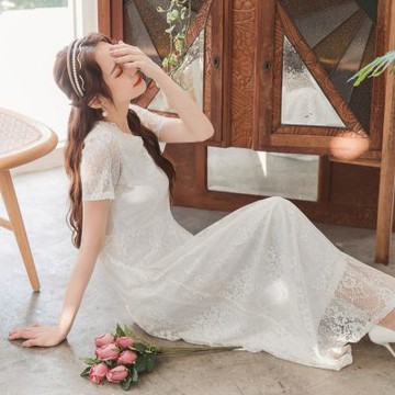 OB嚴選-婚禮穿搭．韓系女神蕾絲雕花V領邊花長洋裝《DA7910-》