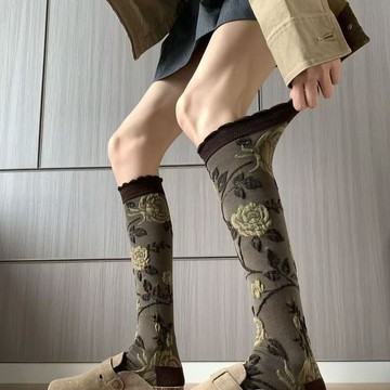 豚豚✨玫瑰花咖色小腿襪 早秋復古氣質女襪 巴恩風穿搭及膝長襪 立體花朵圖案 日常休閒長襪