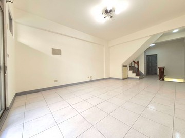 近德民市場#門前停車#傳統格局邊間透天#國昌國中｜高雄市楠梓區中泰街