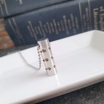 【絕版出清品】圓囷。白鋼鑲嵌紫水晶圓柱造型墬鏈 /僅一件/