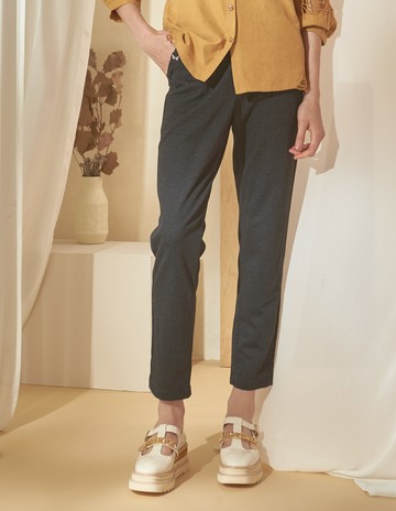 ★【喜芝梅】銀花片語 時尚口袋邊飾休閒直筒長褲(灰色；M-3L) 224060729