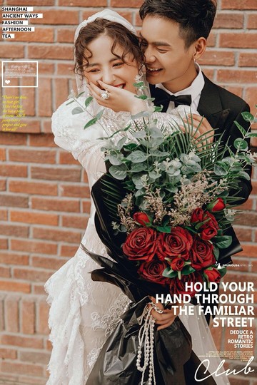 潮街拍外景旅拍婚紗女生寫真攝影道具森系大束紅玫瑰黑包紙手捧花