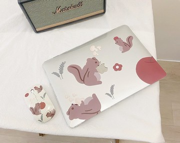 小松鼠咬一下蘋果電腦殼