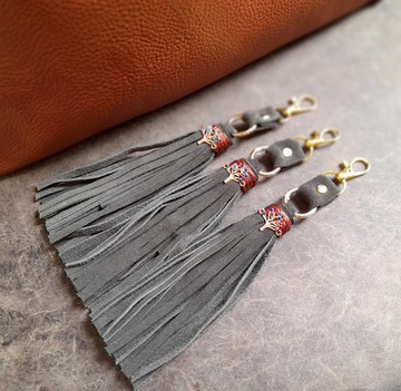 橄欖綠 麂皮 流蘇 包包 吊飾 生命之樹 繽紛 成長 與 連結