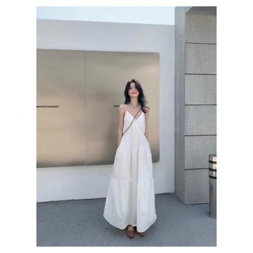 白色V領露背吊帶連衣裙女夏季海邊度假風百搭絕美超仙中長裙子