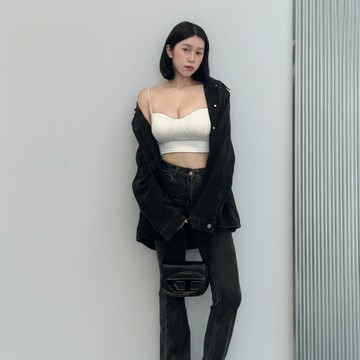 牛仔外套+細肩馬甲BraTop+造型喇叭褲