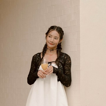 QUEENSHOP_ S 品子聯名 V領蕾絲綁帶短版長袖罩衫-黑 現+預 【01099086】