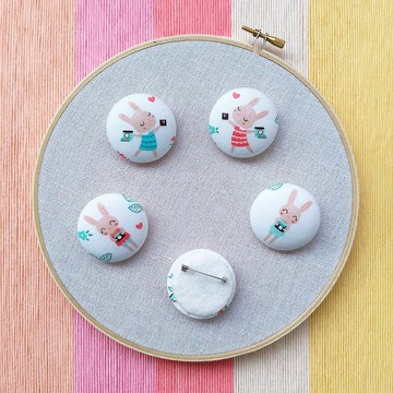 拍照兔別針 1個 /包釦別針/布胸針/韓國布料