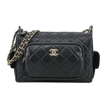 CHANEL經典雙C LOGO 菱格紋皺褶小羊皮相機包(黑色)
