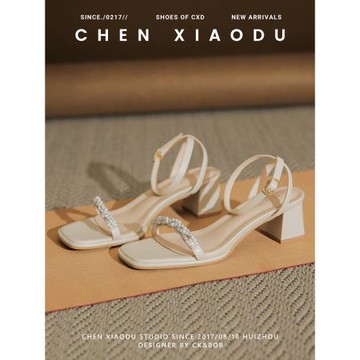 夏季時尚短跟閃亮亮水鉆氣質涼鞋女露趾一字帶粗跟簡約絕美高跟鞋