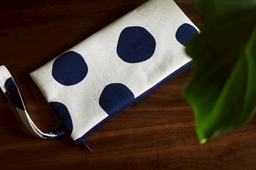 不規則藍色點點 手拿包