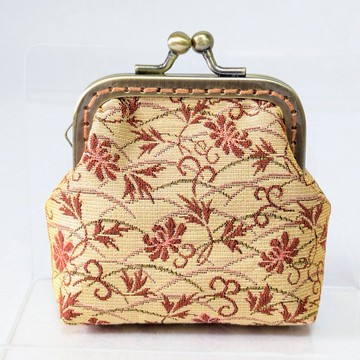 由和服布料製成的口金包