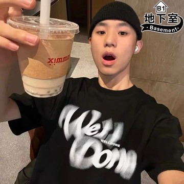 地下室B1-短袖上衣 美式視覺文字印花短袖t恤 熱轉印 圓領 牛奶絲 男生衣服 大尺碼5XL【NL625121】