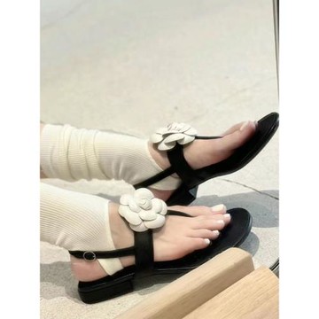 山茶花小香風夾趾涼鞋女外穿2026夏新款一字帶沙灘平底羅馬涼拖鞋