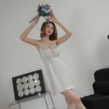 跟自己的節奏穿喜歡的衣服；細肩前綁帶短洋裝 兩色