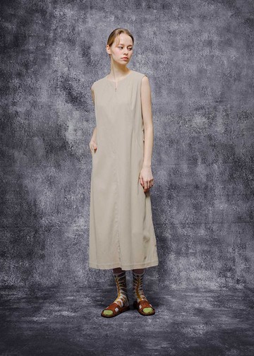 | 輕緞光感 |流線重構 V 領工藝背心洋裝