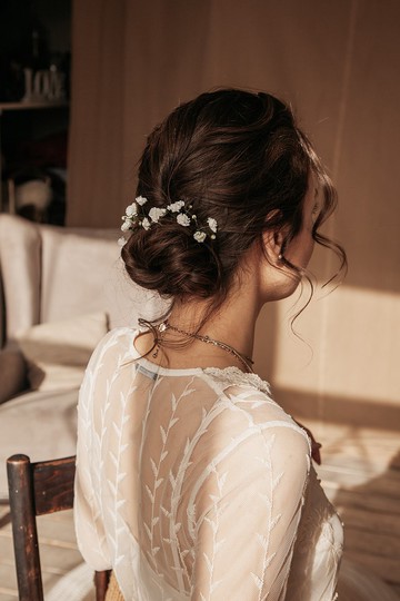 婚禮用白色滿天星的嬰兒呼吸髮夾。質樸的花卉頭飾