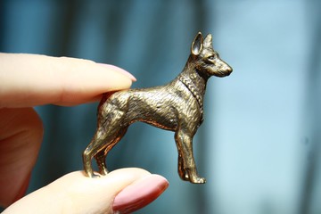 杜賓犬狗-黃銅，金屬小雕像的微型小雕像