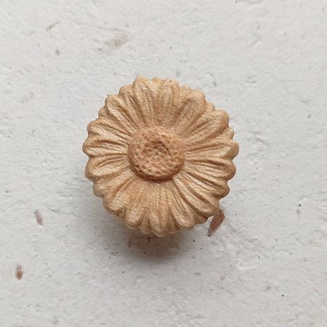 手工木雕  楓木小雛菊徽章