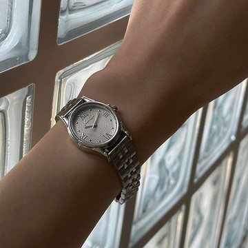 【Ven & Qu】Gem 銀色灰褐手錶 – 23×27 mm 不鏽鋼錶殼