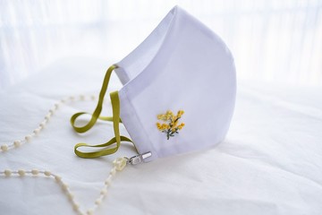 含羞草花繡面膜套裝和含羞草鏈條面膜生活是一種舒適愉快的體驗。