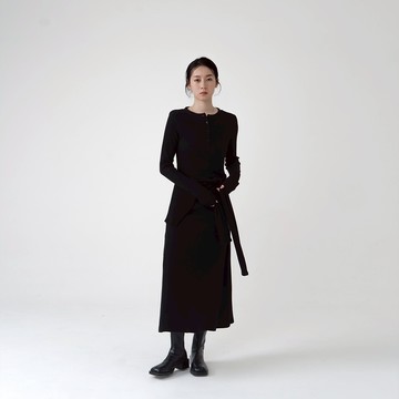 QUEENSHOP_F 女裝 半門襟附領片針織合身長洋裝-黑S/M 現+預 【01087190】