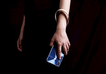 防止掉落。頭層皮革手機掛繩(含掛繩片)