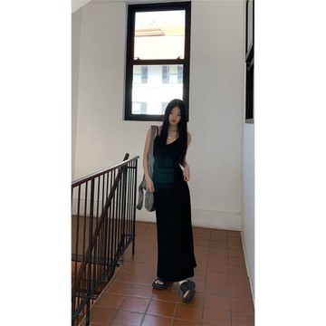 紅人館吊帶連衣裙女新款夏季氣質黑色茶歇法式小眾設計感長裙裙子