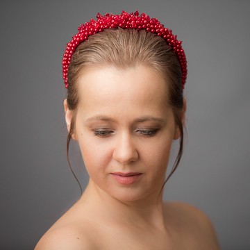 婚禮客人的紅色串珠頭帶。婚禮寶石頭帶。
