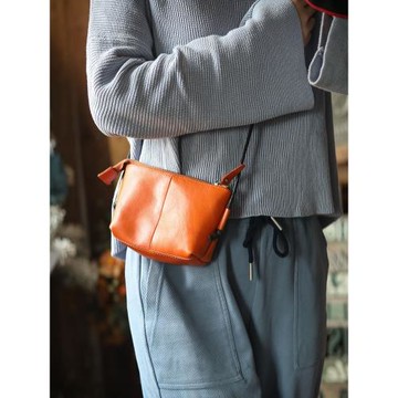 佐也原創真皮斜挎手機包迷你小包包女小眾復古隨身小包質感單肩包