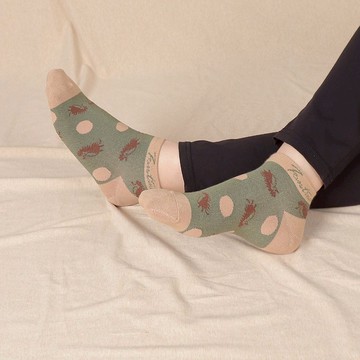 膠原蛋白抗菌除臭襪(刺蝟點點款)綠底淺棕圓點/畢業