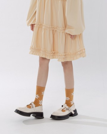 配色大花滿版造型中筒襪 三色售