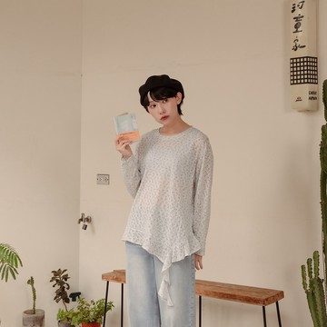 QUEENSHOP_F 女裝 長袖 小碎花下襬荷葉剪接上衣-藍 現+預 【01200202】