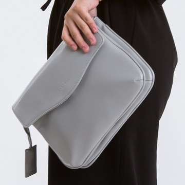 【le Lufon】淺灰色荔枝紋皮信封翻蓋設計二層收納斜背包(S)- 側肩包/手機包/斜背包（珍珠黑／淺灰二色）