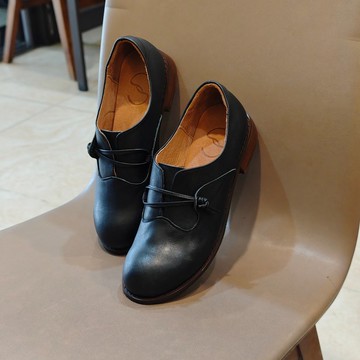 側繫帶休閒包鞋 台灣手工真皮女鞋 平底鞋 寬楦大尺碼 通勤鞋-黑