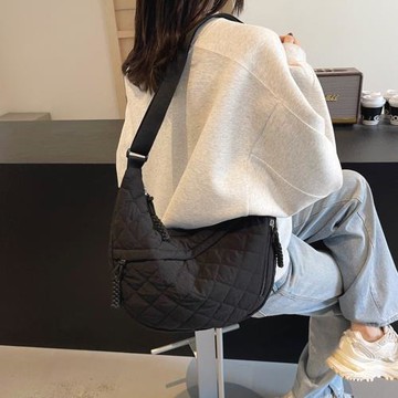 Acorn*橡果-日系菱格紋防潑水棉布斜背包側肩包月亮包6933(黑色)