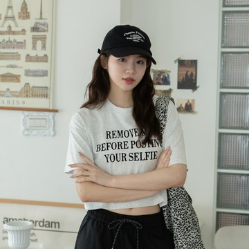 現貨+預購~秒入手款！圓領絨面英文字微短版短袖上衣【HS779131】DesireShop
