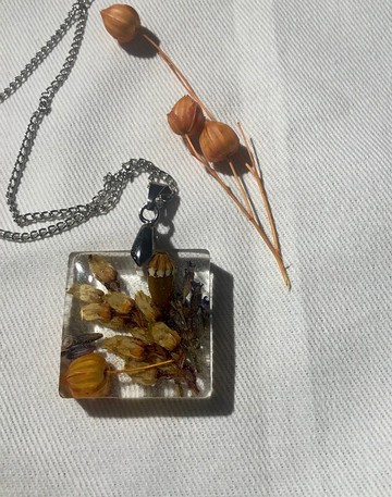 鄉村項鍊，環氧樹脂中真實乾燥的花朵墜飾，獨一無二的手作禮物。