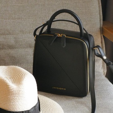 Butter Cross-body Bag 斜背包 - Charcoal Black 黑色的 真皮