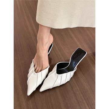 香港高跟涼拖鞋女外穿2025夏季新款包頭褶皺尖頭穆勒半拖鞋百搭