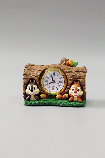 日本迪士尼設計奇奇蒂蒂雙手托臉桌上時鐘擺飾