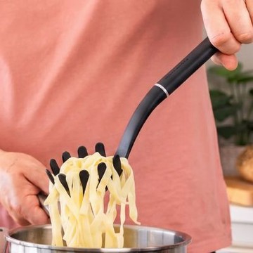 《KitchenAid》美國 不沾鍋尼龍麵杓(墨黑34cm) | 撈麵杓 義大利麵杓 麵勺