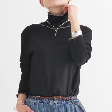 適合跨越季節穿搭・荷葉邊滾邊設計・羅紋彈性素材・高領上衣・黑色・d-tp3001